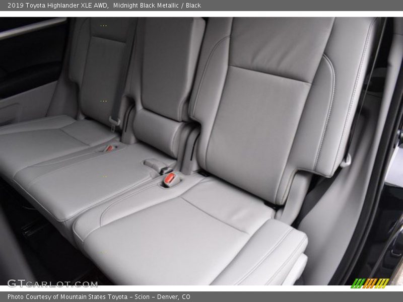 Midnight Black Metallic / Black 2019 Toyota Highlander XLE AWD