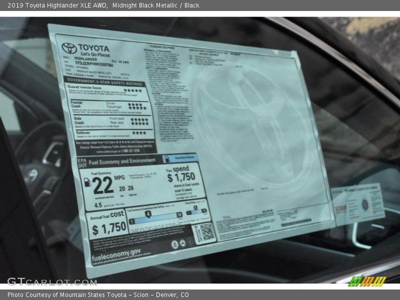 Midnight Black Metallic / Black 2019 Toyota Highlander XLE AWD