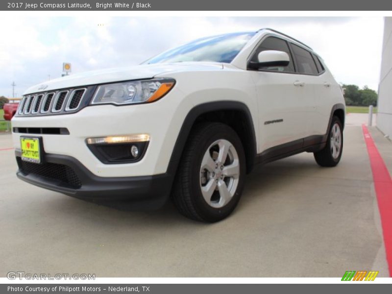 Bright White / Black 2017 Jeep Compass Latitude