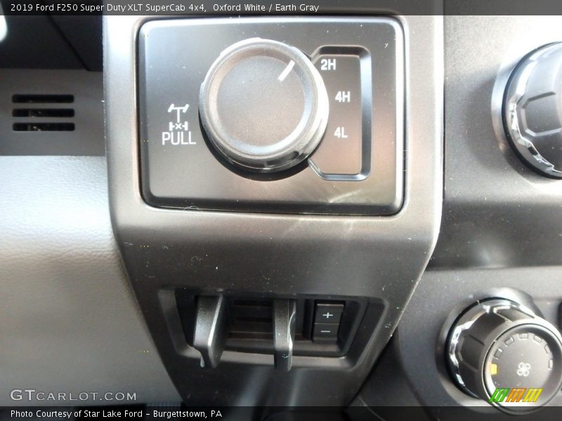 Oxford White / Earth Gray 2019 Ford F250 Super Duty XLT SuperCab 4x4