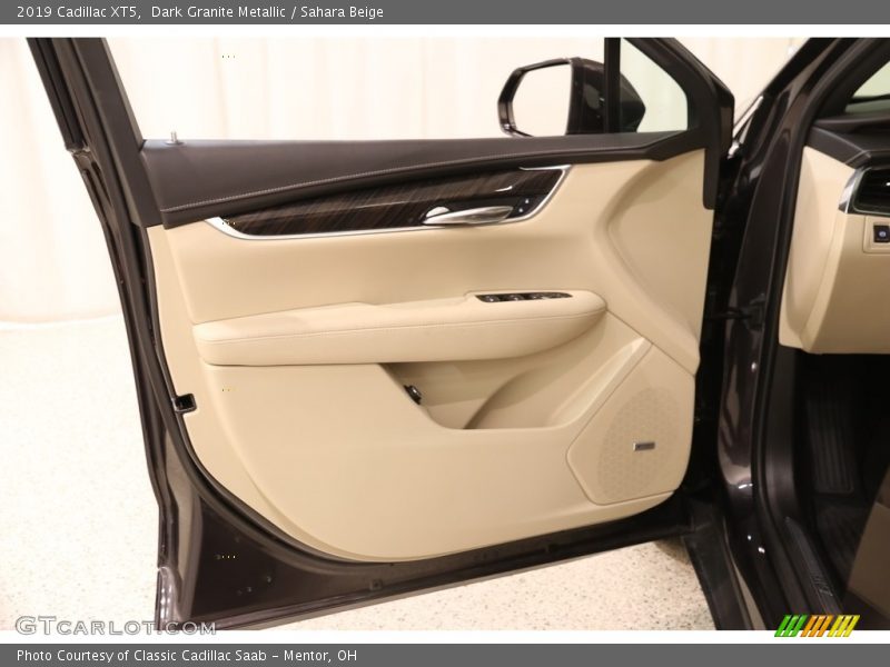 Dark Granite Metallic / Sahara Beige 2019 Cadillac XT5