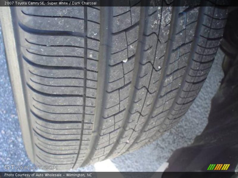 Super White / Dark Charcoal 2007 Toyota Camry SE