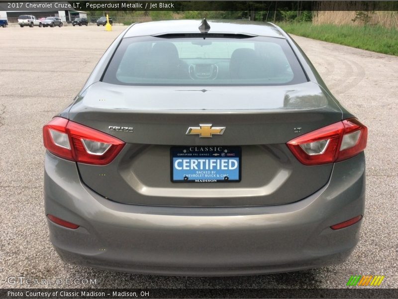 Pepperdust Metallic / Jet Black 2017 Chevrolet Cruze LT