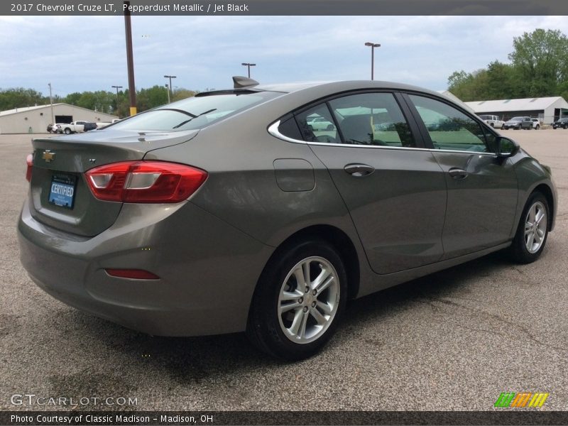 Pepperdust Metallic / Jet Black 2017 Chevrolet Cruze LT