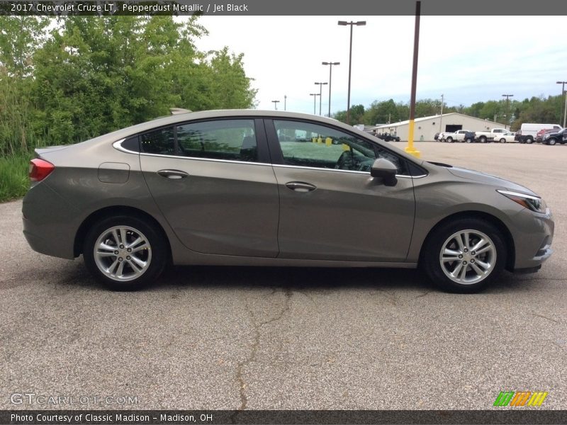 Pepperdust Metallic / Jet Black 2017 Chevrolet Cruze LT