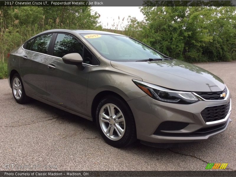 Pepperdust Metallic / Jet Black 2017 Chevrolet Cruze LT