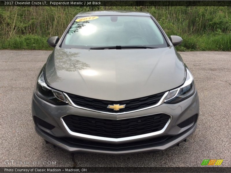 Pepperdust Metallic / Jet Black 2017 Chevrolet Cruze LT
