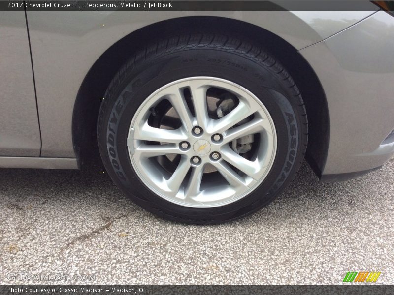 Pepperdust Metallic / Jet Black 2017 Chevrolet Cruze LT