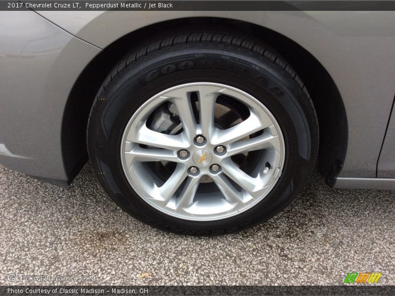 Pepperdust Metallic / Jet Black 2017 Chevrolet Cruze LT