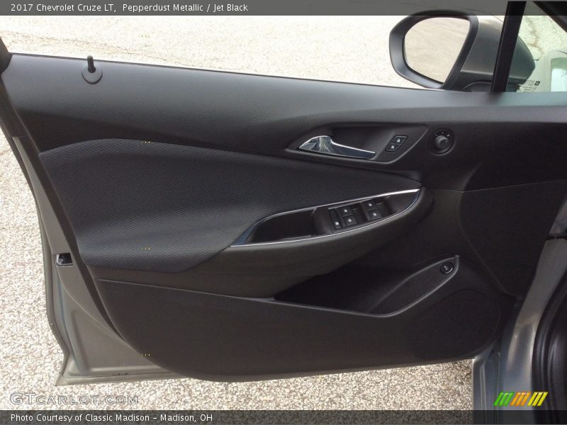 Pepperdust Metallic / Jet Black 2017 Chevrolet Cruze LT