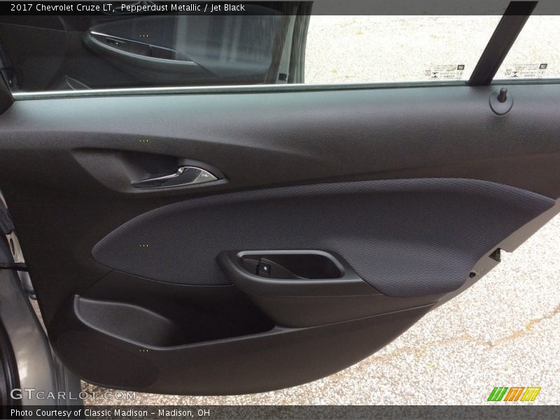 Pepperdust Metallic / Jet Black 2017 Chevrolet Cruze LT