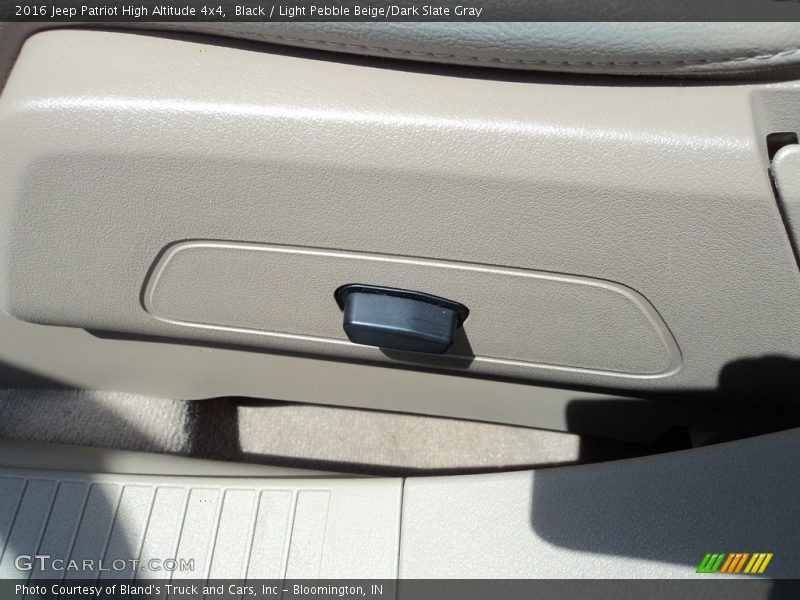 Black / Light Pebble Beige/Dark Slate Gray 2016 Jeep Patriot High Altitude 4x4