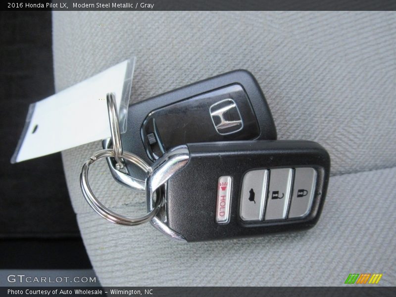 Modern Steel Metallic / Gray 2016 Honda Pilot LX
