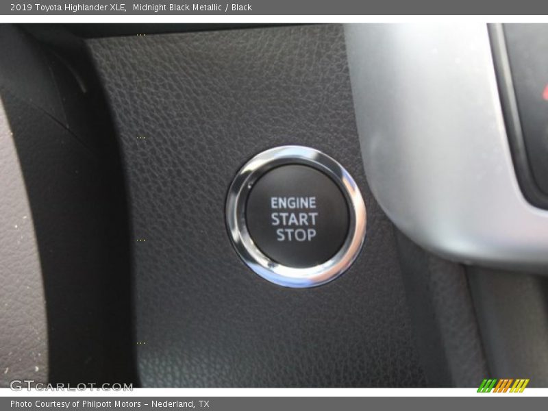 Midnight Black Metallic / Black 2019 Toyota Highlander XLE