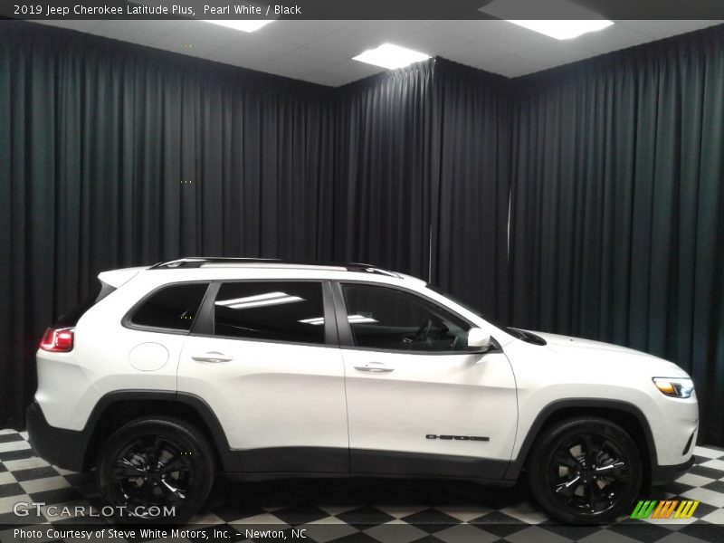 Pearl White / Black 2019 Jeep Cherokee Latitude Plus