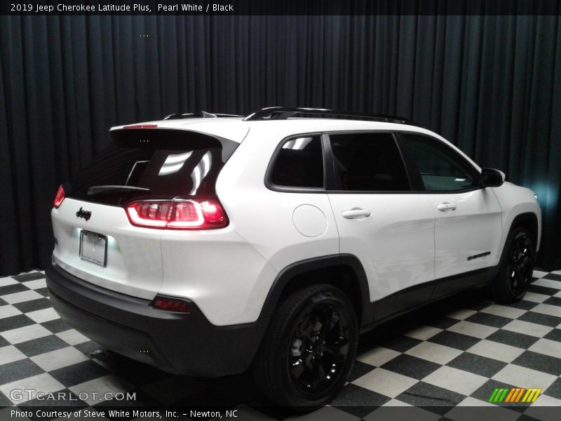 Pearl White / Black 2019 Jeep Cherokee Latitude Plus