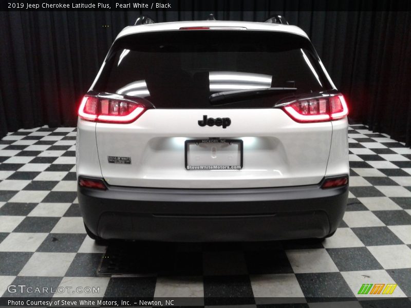 Pearl White / Black 2019 Jeep Cherokee Latitude Plus