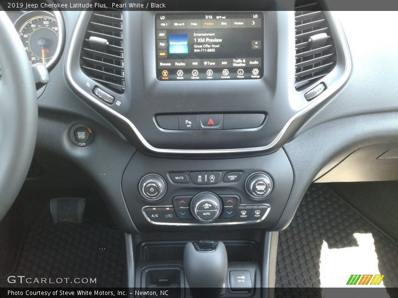 Pearl White / Black 2019 Jeep Cherokee Latitude Plus
