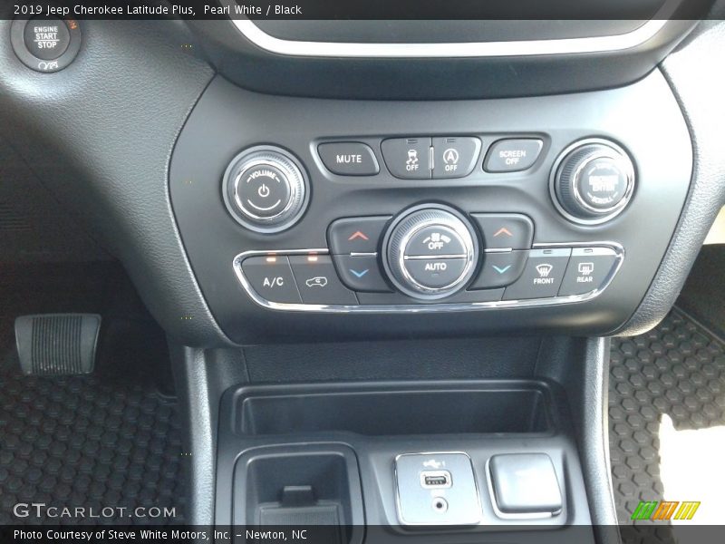 Pearl White / Black 2019 Jeep Cherokee Latitude Plus