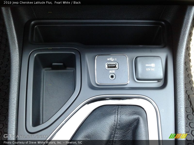 Pearl White / Black 2019 Jeep Cherokee Latitude Plus