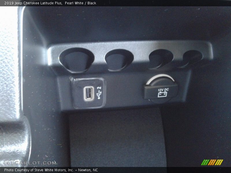 Pearl White / Black 2019 Jeep Cherokee Latitude Plus