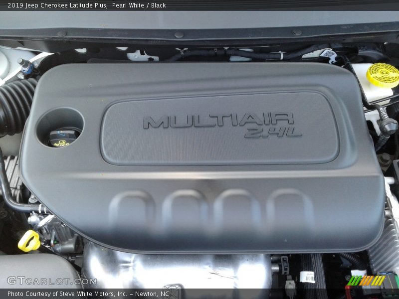 Pearl White / Black 2019 Jeep Cherokee Latitude Plus