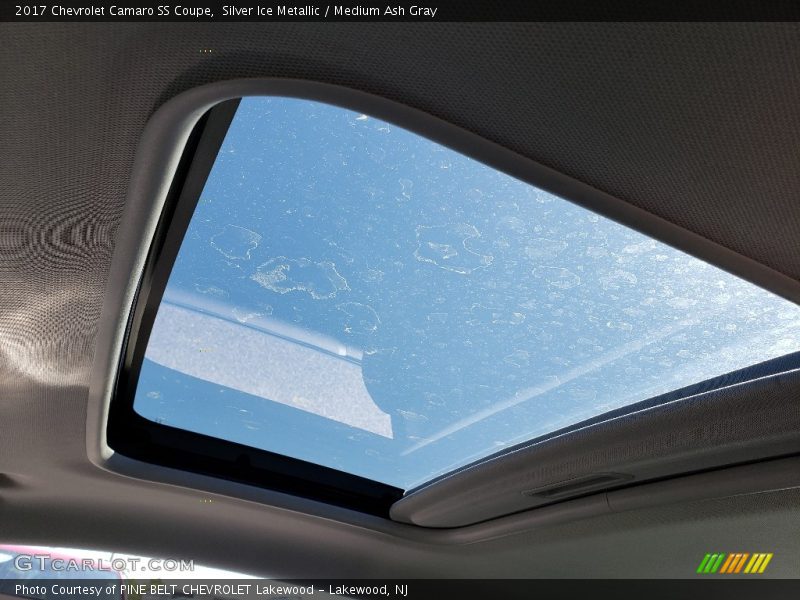 Sunroof of 2017 Camaro SS Coupe