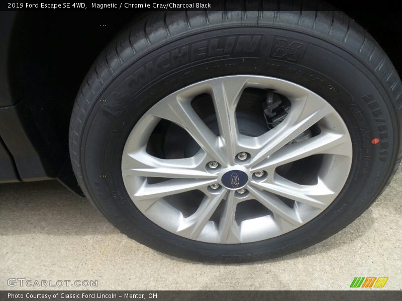 Magnetic / Chromite Gray/Charcoal Black 2019 Ford Escape SE 4WD