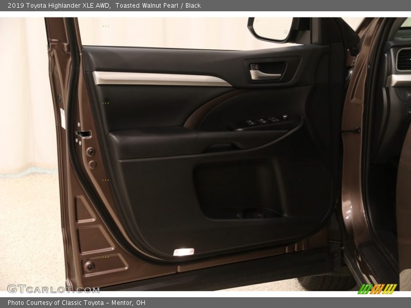 Toasted Walnut Pearl / Black 2019 Toyota Highlander XLE AWD