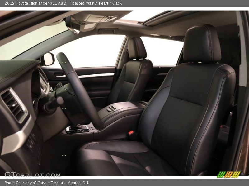 Toasted Walnut Pearl / Black 2019 Toyota Highlander XLE AWD