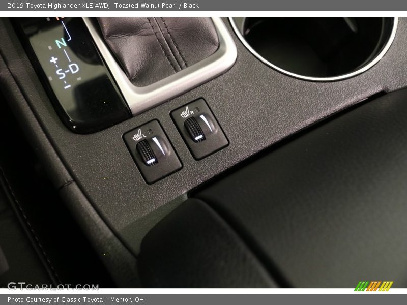 Toasted Walnut Pearl / Black 2019 Toyota Highlander XLE AWD