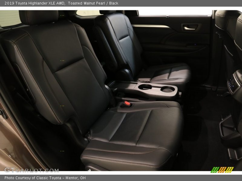 Toasted Walnut Pearl / Black 2019 Toyota Highlander XLE AWD