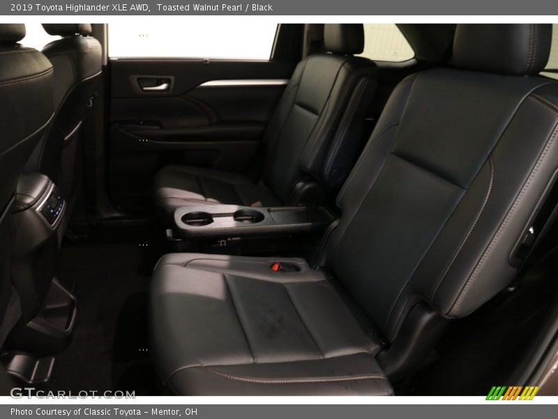 Toasted Walnut Pearl / Black 2019 Toyota Highlander XLE AWD