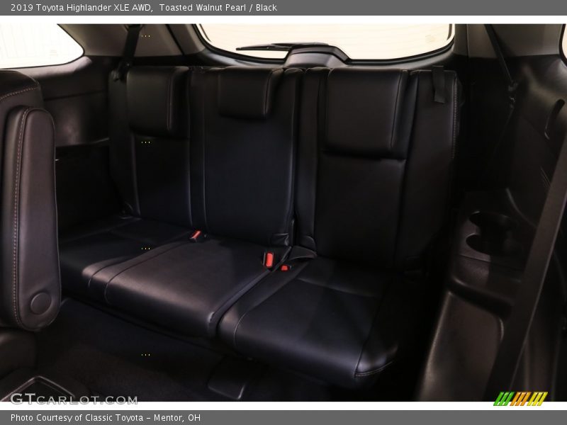 Toasted Walnut Pearl / Black 2019 Toyota Highlander XLE AWD