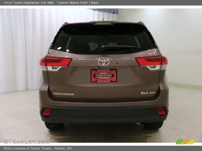 Toasted Walnut Pearl / Black 2019 Toyota Highlander XLE AWD