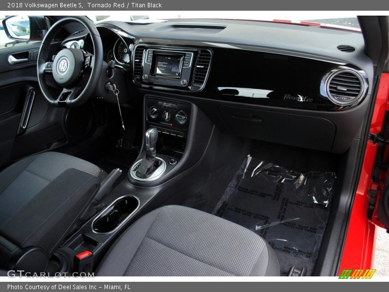 Tornado Red / Titan Black 2018 Volkswagen Beetle S