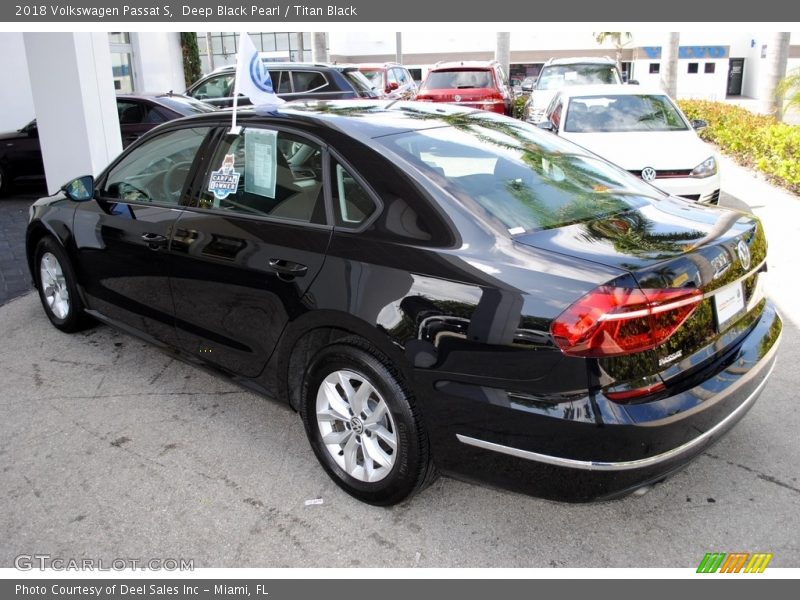 Deep Black Pearl / Titan Black 2018 Volkswagen Passat S