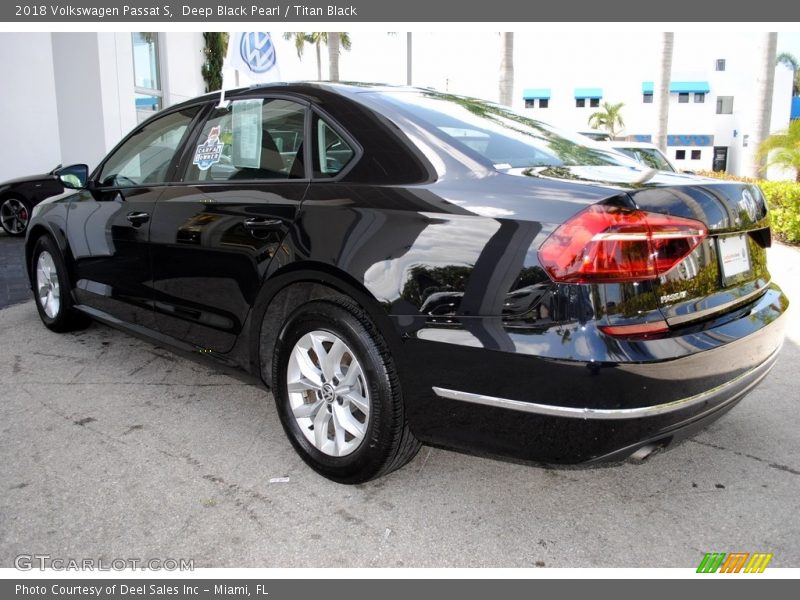 Deep Black Pearl / Titan Black 2018 Volkswagen Passat S