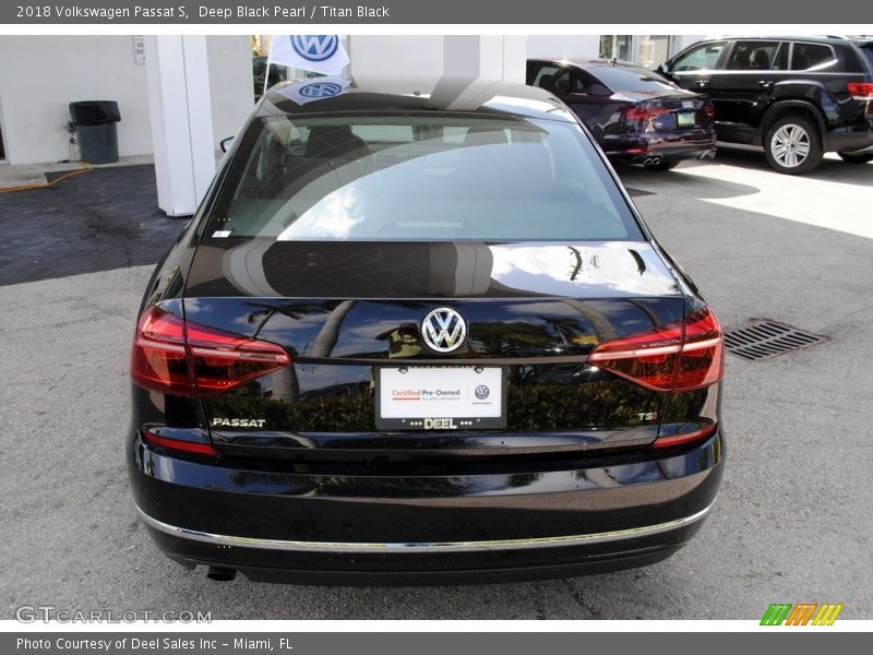 Deep Black Pearl / Titan Black 2018 Volkswagen Passat S