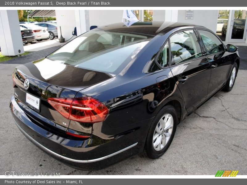 Deep Black Pearl / Titan Black 2018 Volkswagen Passat S