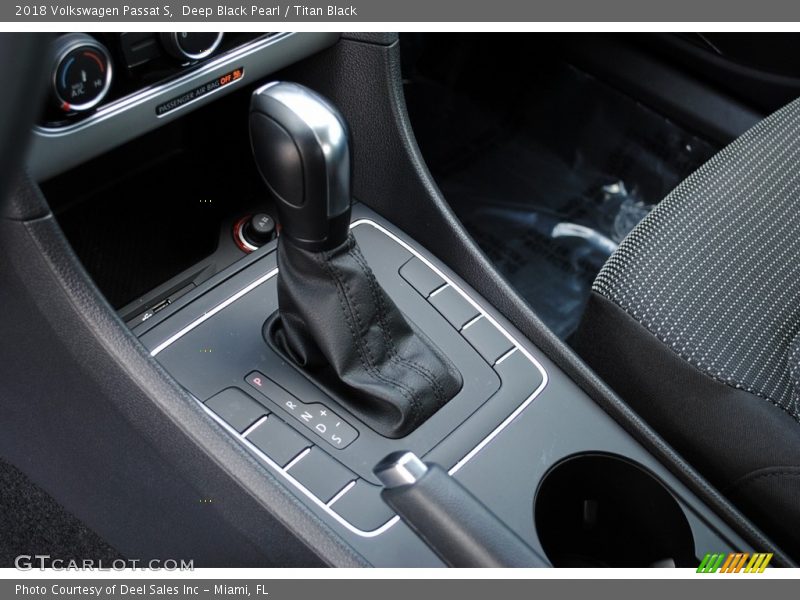 Deep Black Pearl / Titan Black 2018 Volkswagen Passat S