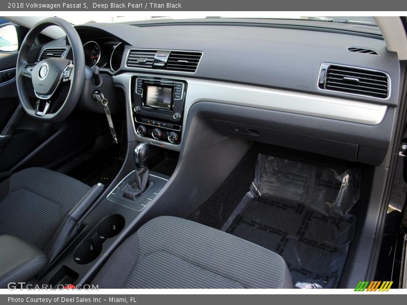 Deep Black Pearl / Titan Black 2018 Volkswagen Passat S