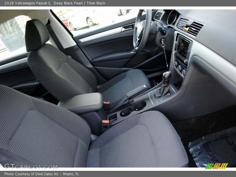 Deep Black Pearl / Titan Black 2018 Volkswagen Passat S
