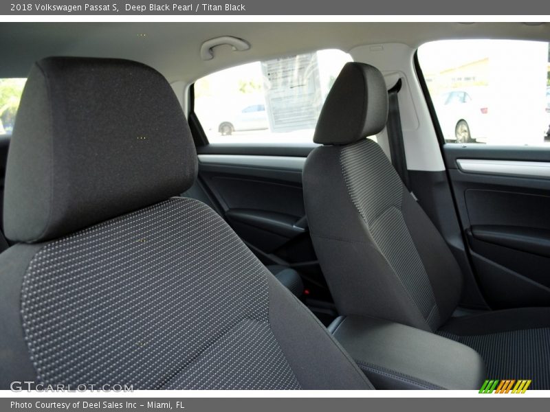 Deep Black Pearl / Titan Black 2018 Volkswagen Passat S