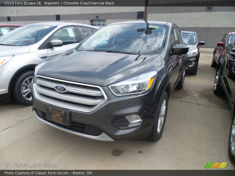 Magnetic / Chromite Gray/Charcoal Black 2019 Ford Escape SE