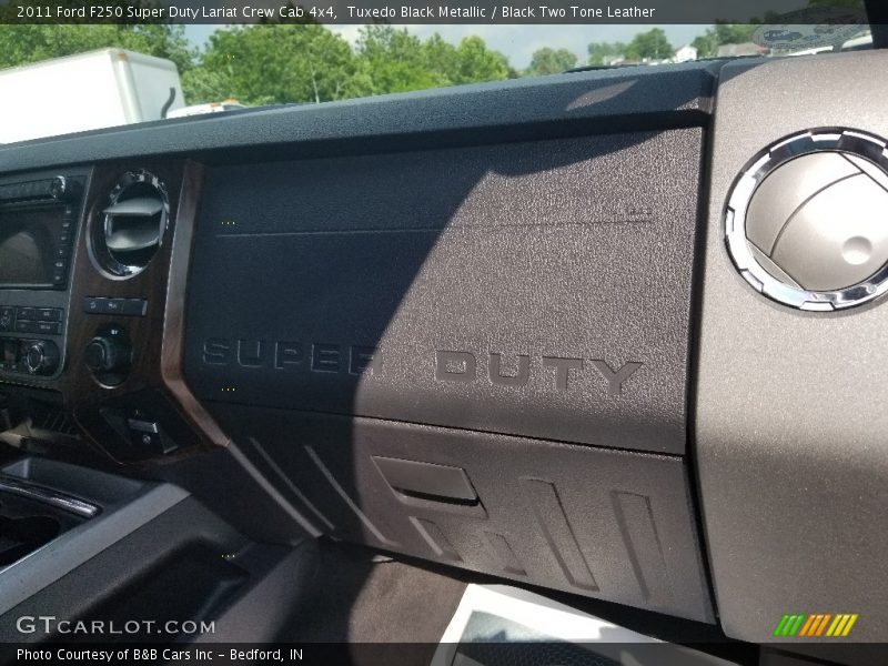 Tuxedo Black Metallic / Black Two Tone Leather 2011 Ford F250 Super Duty Lariat Crew Cab 4x4