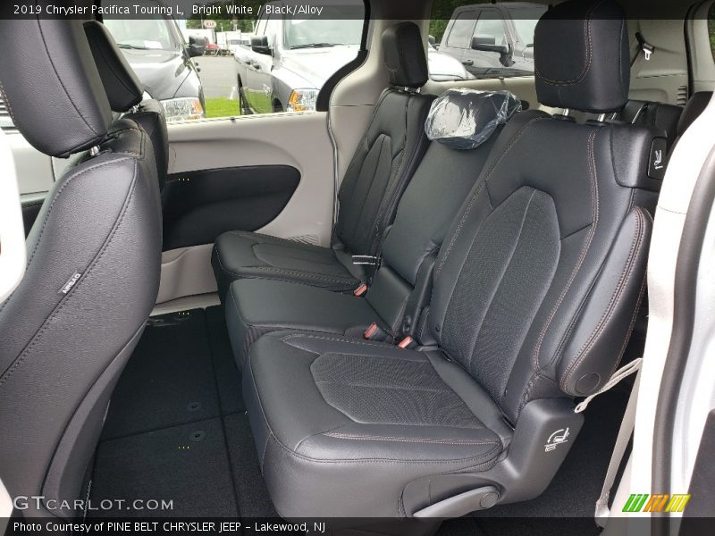 Bright White / Black/Alloy 2019 Chrysler Pacifica Touring L