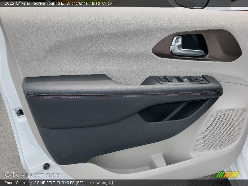 Bright White / Black/Alloy 2019 Chrysler Pacifica Touring L