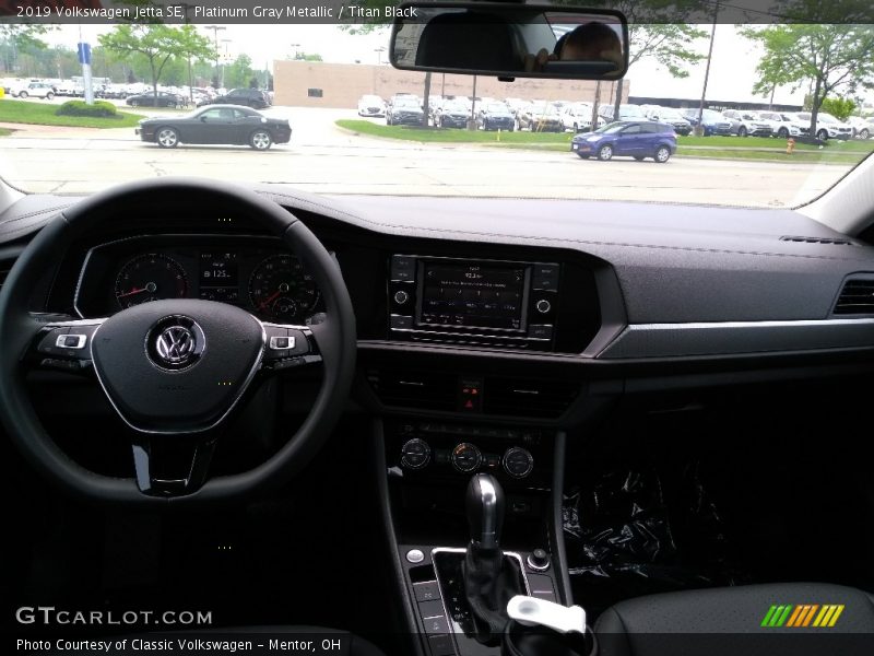 Platinum Gray Metallic / Titan Black 2019 Volkswagen Jetta SE