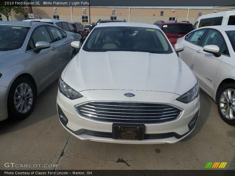 White Platinum / Light Putty 2019 Ford Fusion SE